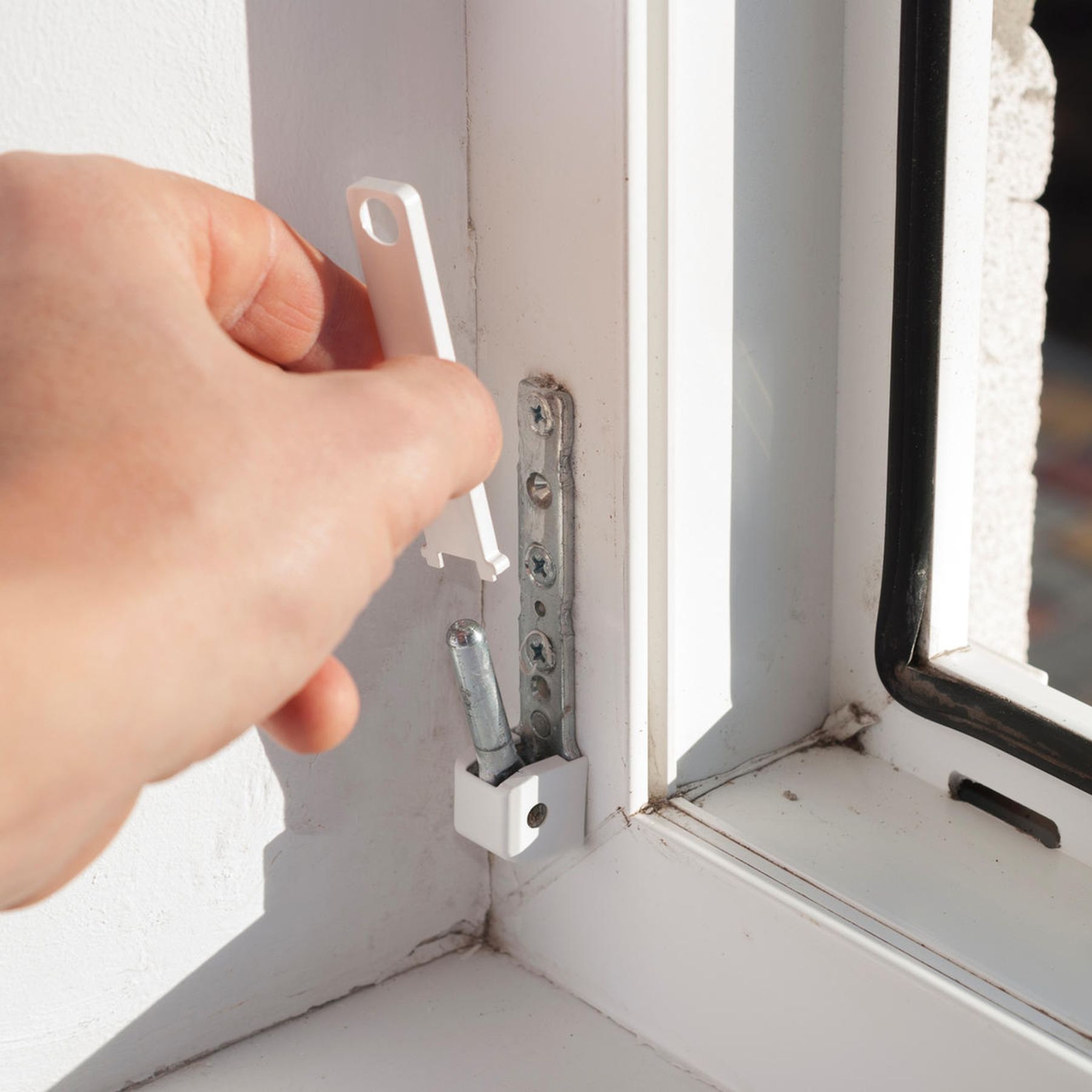 Den Fensterflügel öffnen und die Justageschrauben an den Scharnieren finden.
Mit einem passenden Werkzeug die Justageschrauben vorsichtig drehen, um den Fensterflügel anzupassen.