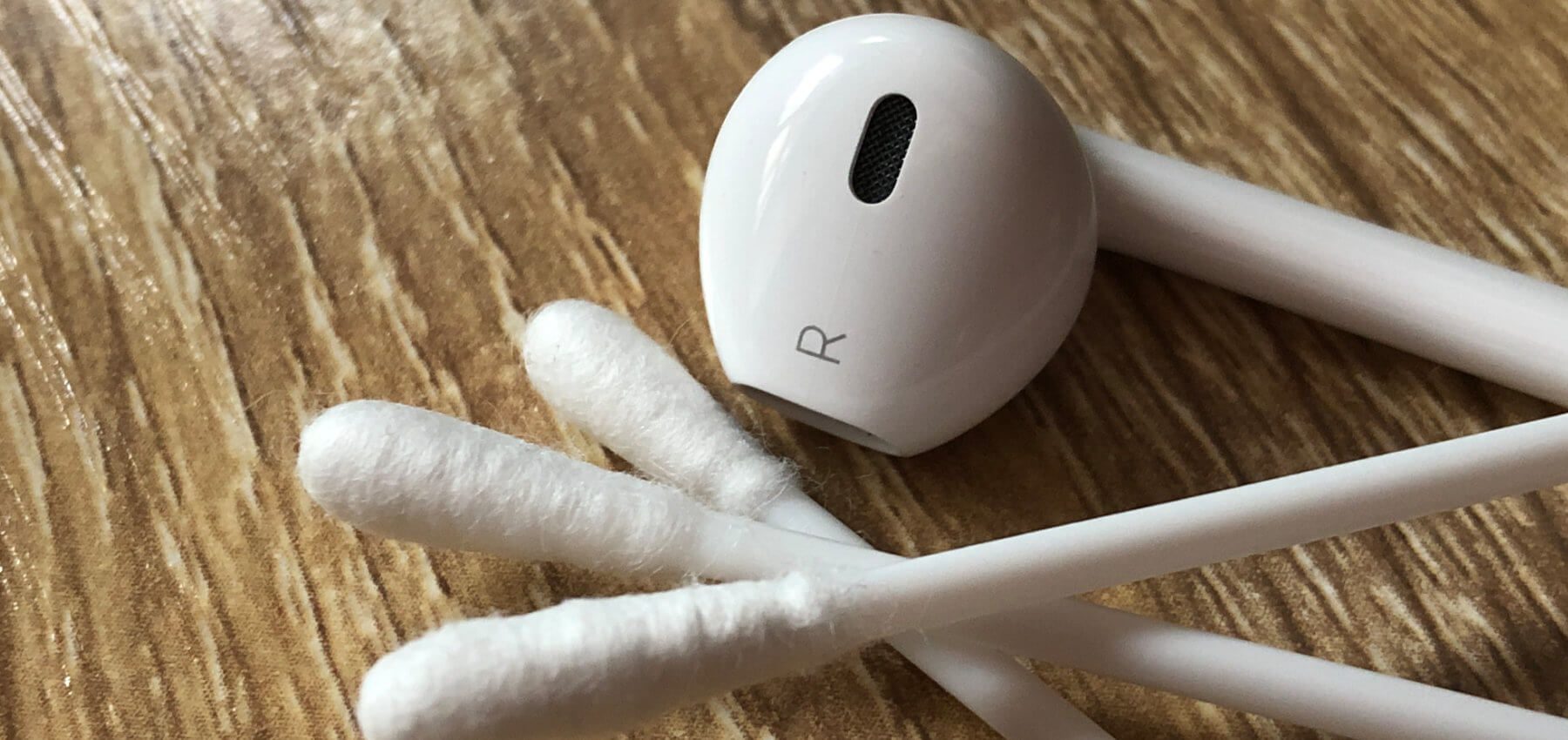 Entfernen Sie vorsichtig Schmutz, Staub oder Ablagerungen von den AirPods.
Verwenden Sie ein weiches Tuch oder Wattestäbchen, um die Lautsprecheröffnungen und Anschlüsse zu reinigen.