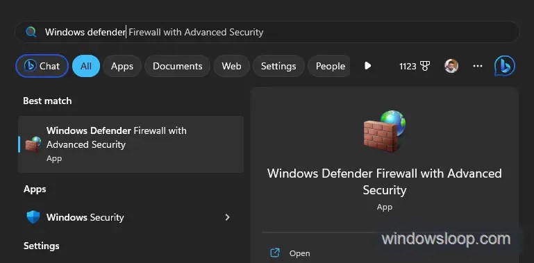 Geben Sie "Windows Defender Firewall" in das Startmenü ein und öffnen Sie die App.
Klicken Sie auf "Erweiterte Einstellungen".