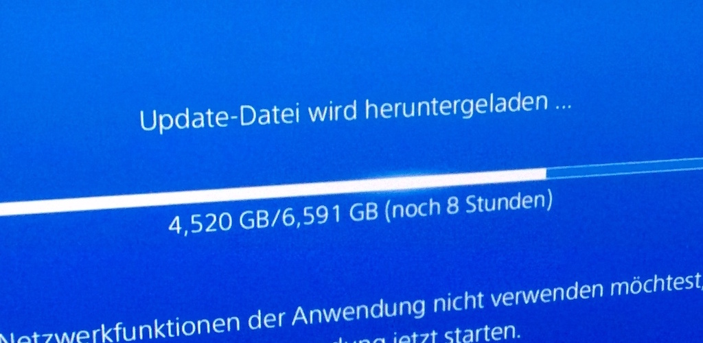 Gehen Sie zu den Einstellungen der PS4 und wählen Sie "Systemsoftware-Update" aus.
Stellen Sie sicher, dass die PS4 mit dem Internet verbunden ist, um nach Updates zu suchen und diese zu installieren.