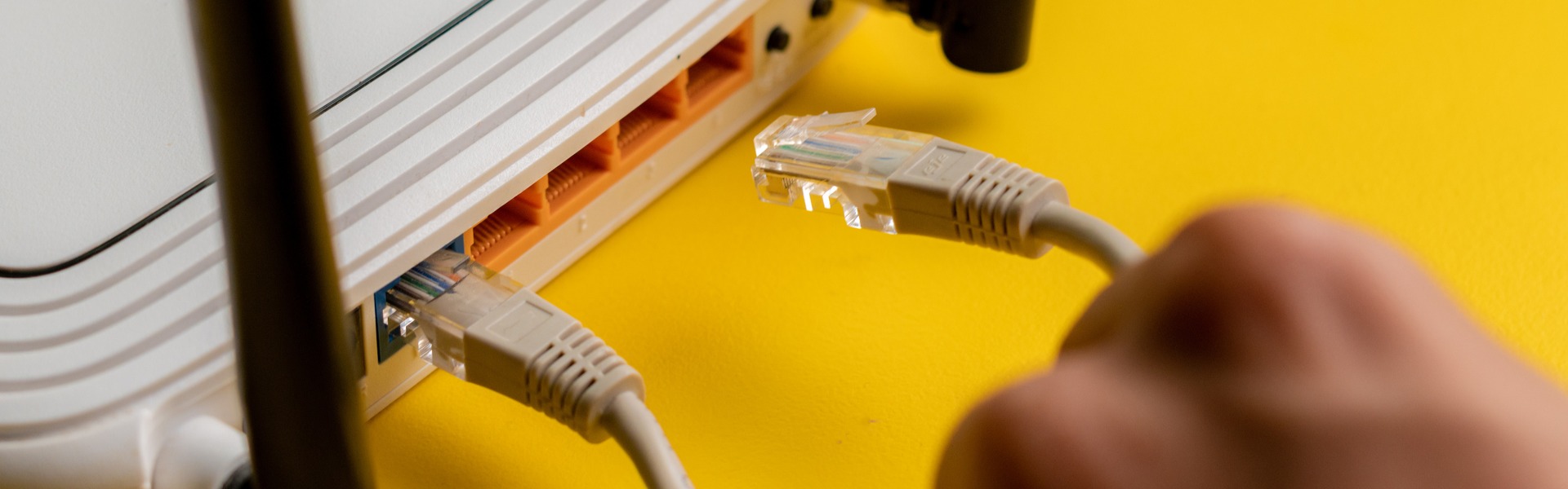 Kabelgebunden: Ethernet erfordert die Verwendung von Kabeln, während WLAN kabellos ist.
Eingeschränkte Mobilität: Da Ethernet-Kabel benötigt werden, ist die Bewegungsfreiheit eingeschränkt im Vergleich zur kabellosen WLAN-Verbindung.