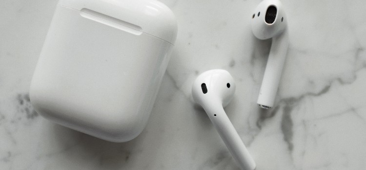 Klicken Sie auf "Bluetooth".
Stellen Sie sicher, dass Bluetooth eingeschaltet ist und dass Ihre AirPods in der Liste der verfügbaren Geräte angezeigt werden.