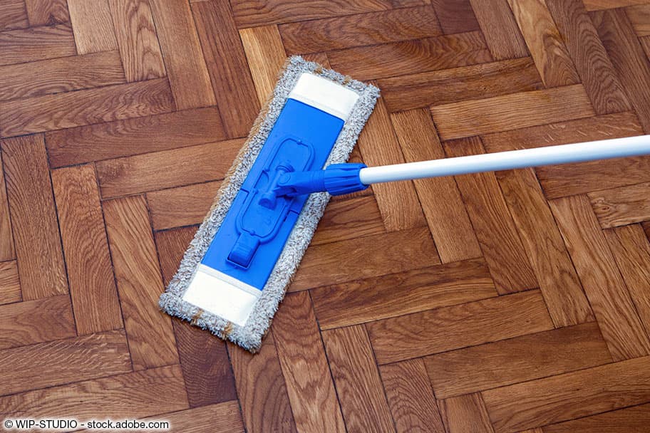 Mit einem Staubsauger oder einer Bürste den Schmutz aus den Fensterschienen entfernen.
Bei hartnäckigen Ablagerungen ein mildes Reinigungsmittel und Wasser verwenden.