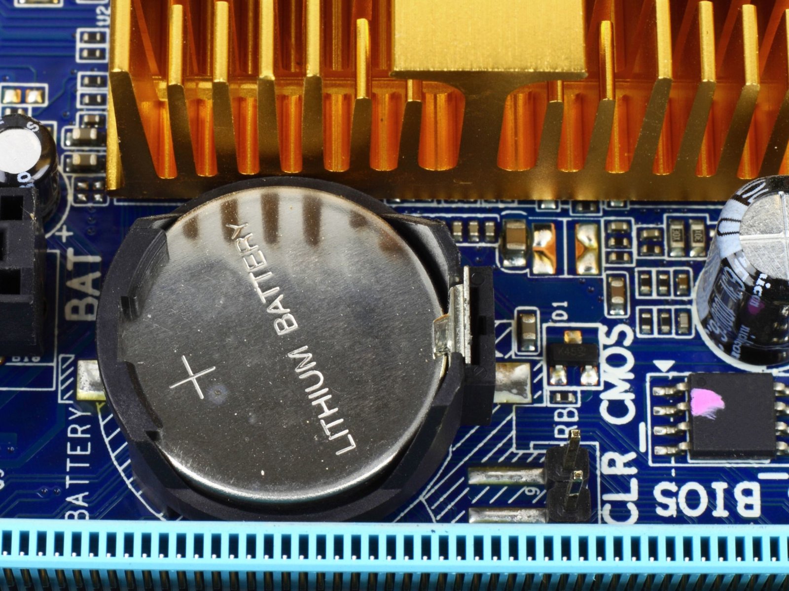 Öffnen Sie das Gehäuse des Computers
Suchen Sie die BIOS/UEFI-Batterie