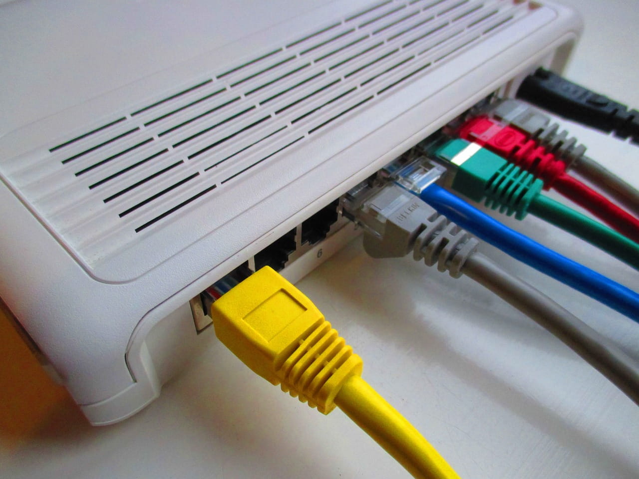 Stabilität: Ethernet-Verbindungen bieten in der Regel eine stabilere und zuverlässigere Verbindung im Vergleich zu WLAN.
Geschwindigkeit: Ethernet-Verbindungen ermöglichen in der Regel höhere Übertragungsgeschwindigkeiten im Vergleich zu WLAN.