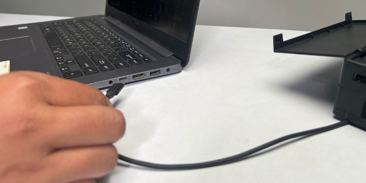 Stellen Sie sicher, dass alle Kabel und Verbindungen ordnungsgemäß angeschlossen sind.
Überprüfen Sie, ob keine Hardwarekomponenten locker oder beschädigt sind.