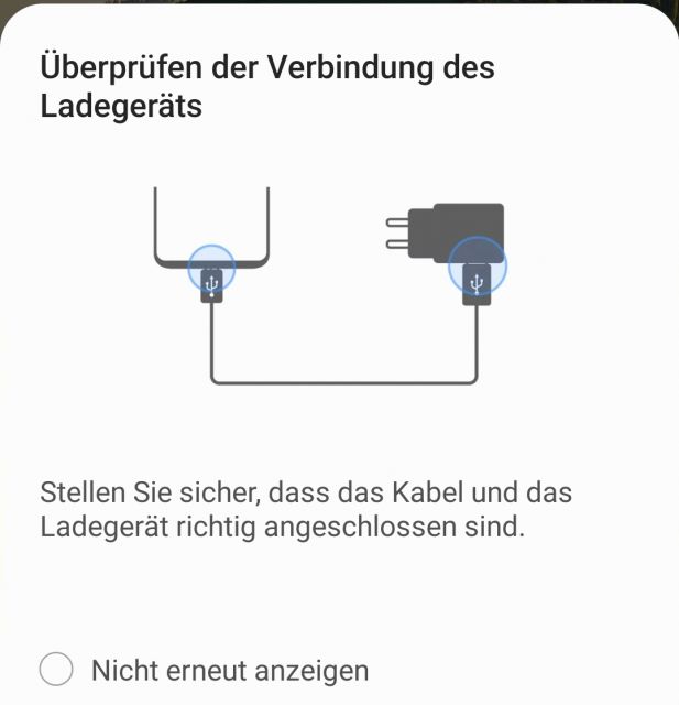 Stellen Sie sicher, dass das Netzkabel ordnungsgemäß an das Chromebook angeschlossen ist.
Überprüfen Sie, ob das Ladegerät richtig in die Steckdose eingesteckt ist.