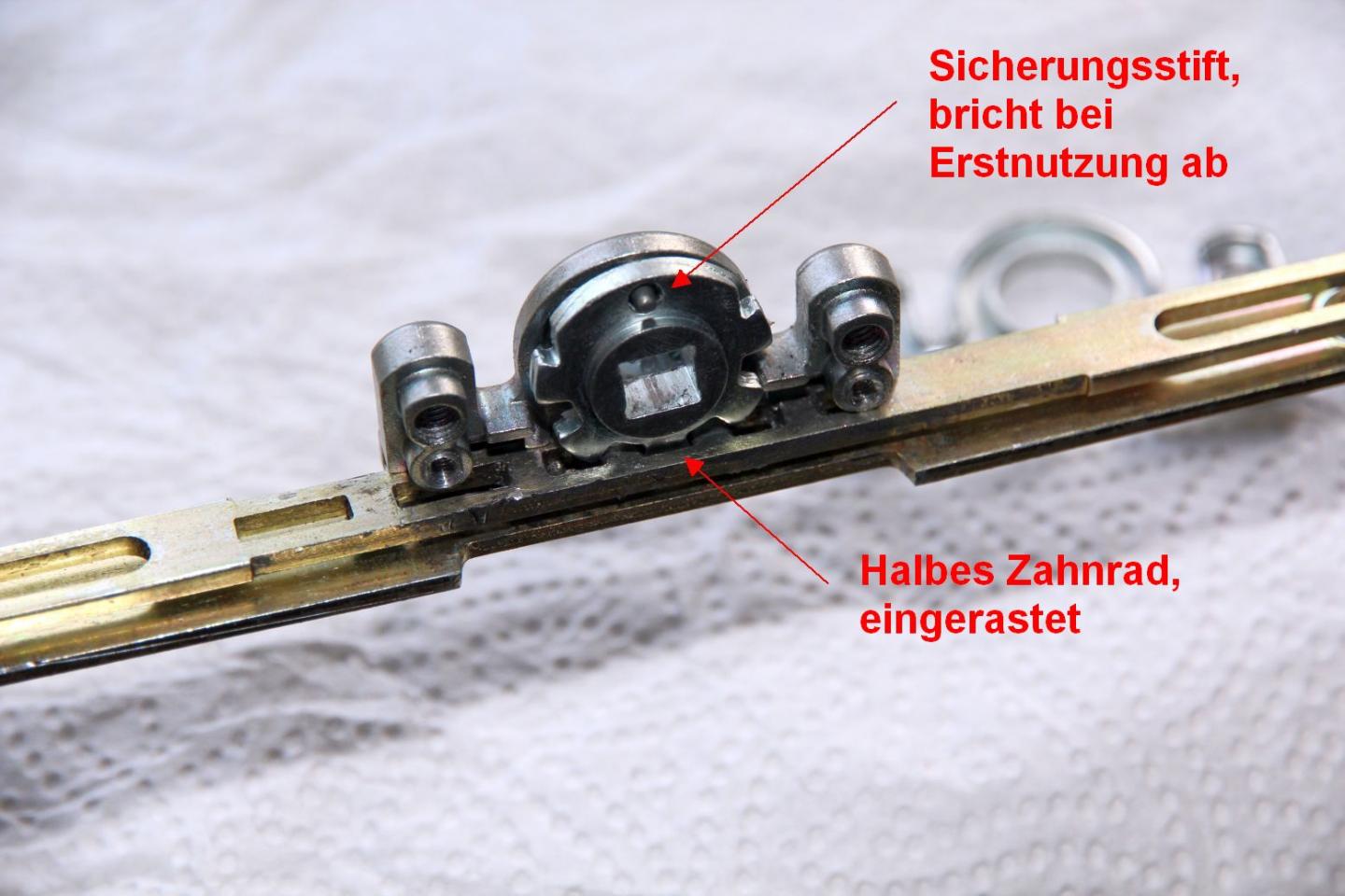 Überprüfen, ob die Beschläge locker oder defekt sind.
Gegebenenfalls die Beschläge nachziehen oder austauschen.