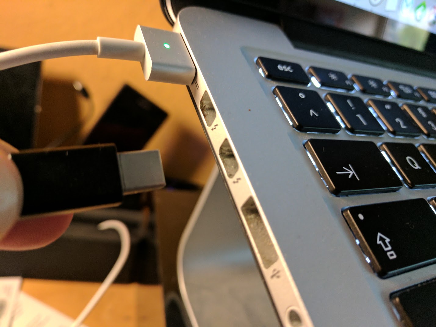 Überprüfen Sie das Kabel: Stellen Sie sicher, dass das Kabel, das Ihren MacBook mit dem externen Monitor verbindet, richtig angeschlossen ist.
Überprüfen Sie den Adapter: Wenn Sie einen Adapter verwenden, um den Monitor anzuschließen, stellen Sie sicher, dass er ordnungsgemäß funktioniert und mit Ihrem MacBook kompatibel ist.