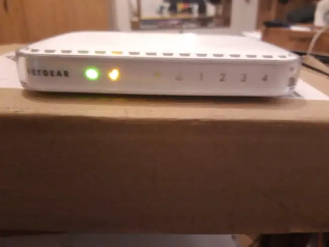 Überprüfen Sie, ob die Internet- oder DSL-Leuchte am Modem leuchtet.
Überprüfen Sie, ob die WLAN- oder Ethernet-Leuchte am Modem leuchtet.