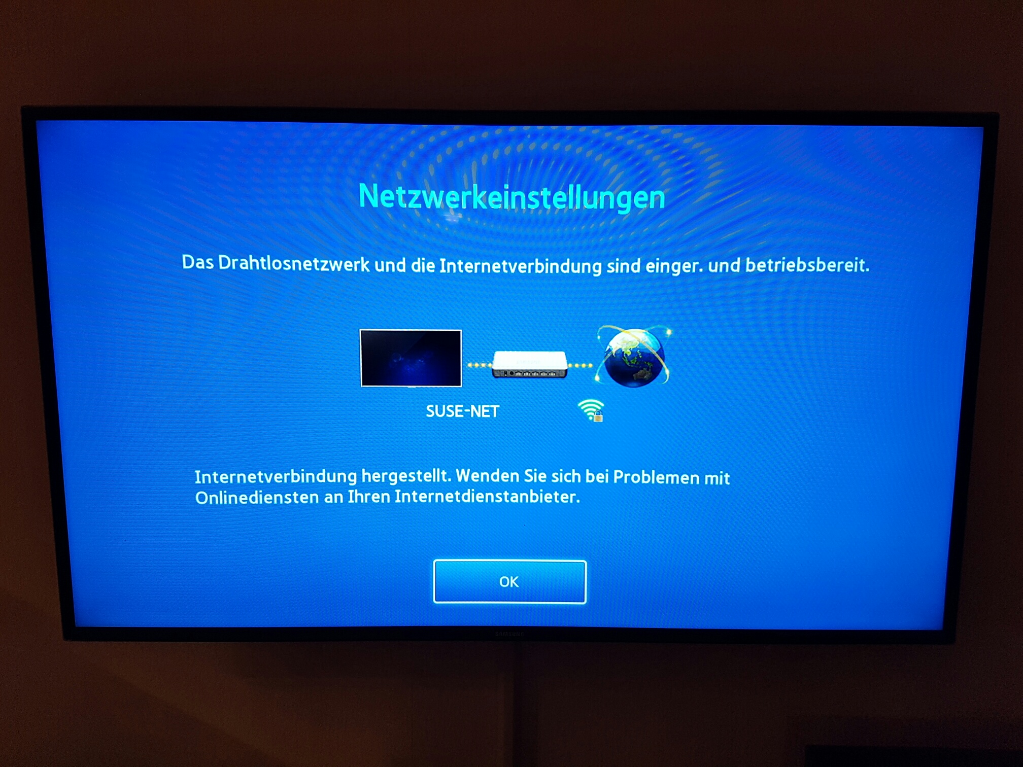 Überprüfen Sie zunächst, ob Ihr Samsung TV mit dem Internet verbunden ist.
Öffnen Sie das Menü auf Ihrem Samsung TV.