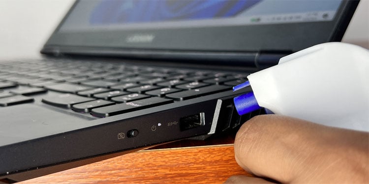 Verbinden Sie die Maus mit einem anderen USB-Port an Ihrem Computer.
Überprüfen Sie, ob der USB-Port ordnungsgemäß funktioniert, indem Sie eine andere USB-Gerät anschließen.