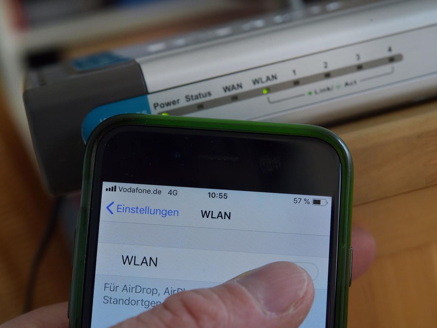 WLAN-Signalstärke: Eine schwache WLAN-Signalstärke kann zu einer langsamen Verbindungsgeschwindigkeit führen.
Entfernung zum Router: Je weiter Sie sich vom Router entfernen, desto schwächer wird das Signal und desto langsamer wird Ihre Internetverbindung.